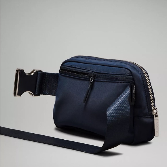 Lululemon Everywhere Belt Bag 1L Metal Hardware- True Navy/ Silver - Picture 4 of 6